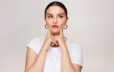 كيف تزيلين آثار التسمير الذاتي؟ نصائح فعّالة لبشرة مشرقة وخالية من البقع